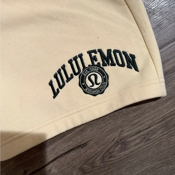 Lululemon Scuba Oversized MR Short 7” graphic - Picture 4 of 4